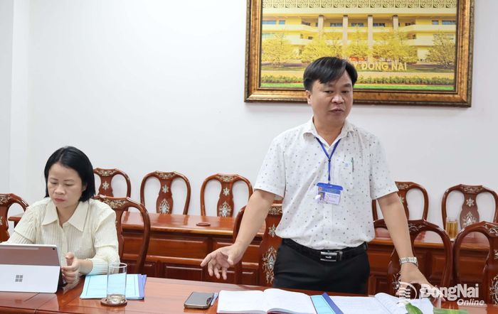 Lãnh đạo xã Thiện Hưng báo cáo về 2 đề án được thành phố chọn làm điểm. Ảnh: Nguyệt Hà
