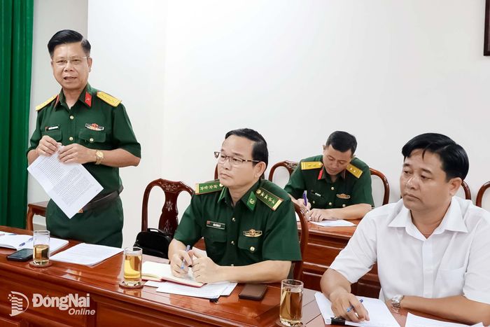 Đại tá Nguyễn Thanh Phong, Thành ủy viên, Chính ủy Bộ Chỉ huy Quân sự thành phố báo cáo một số nội dung tại cuộc họp. Ảnh: Nguyệt Hà