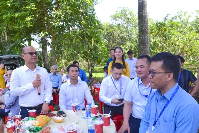 Đoàn cán bộ lãnh đạo trẻ 3 Đảng: Việt Nam - Lào - Campuchia trao đổi về trồng cây ca cao ở xã Hưng Thịnh. Ảnh: Phương Hằng