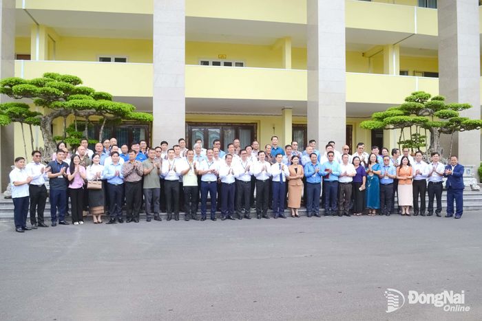 Lãnh đạo thành phố Đồng Nai và Đoàn cán bộ lãnh đạo trẻ 3 Đảng: Việt Nam - Lào - Campuchia chụp hình lưu niệm, kết thúc chuyến nghiên cứu, khảo sát thực tế tại Đồng Nai. Ảnh: Phương Hằng
