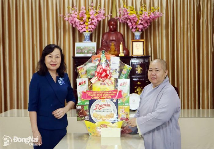 Đồng chí Huỳnh Thị Hằng, Phó Bí thư Thành ủy, Chủ tịch Ủy ban MTTQ Việt Nam thành phố thăm, chúc mừng lễ Vu lan năm 2026 đến Ni sư Thích nữ Diệu Trí, Phụ trách Kinh tế - Tài chính và Từ thiện Xã hội Ban Trị sự Giáo hội Phật giáo Việt Nam thành phố (Đại Giác Cổ tự, phường Trấn Biên). Ảnh: Văn Truyên