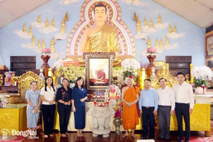 Đồng chí Huỳnh Thị Hằng, Phó Bí thư Thành ủy, Chủ tịch Ủy ban MTTQ Việt Nam thành phố thăm, chúc mừng lễ Vu lan năm 2026 đến Hòa thượng Thích Bửu Chánh, Phó Trưởng ban Thường trực Ban Trị sự Giáo hội Phật giáo Việt Nam thành phố (Thiền viện Phước Sơn, phường Phước Tân). Ảnh: Văn Truyên