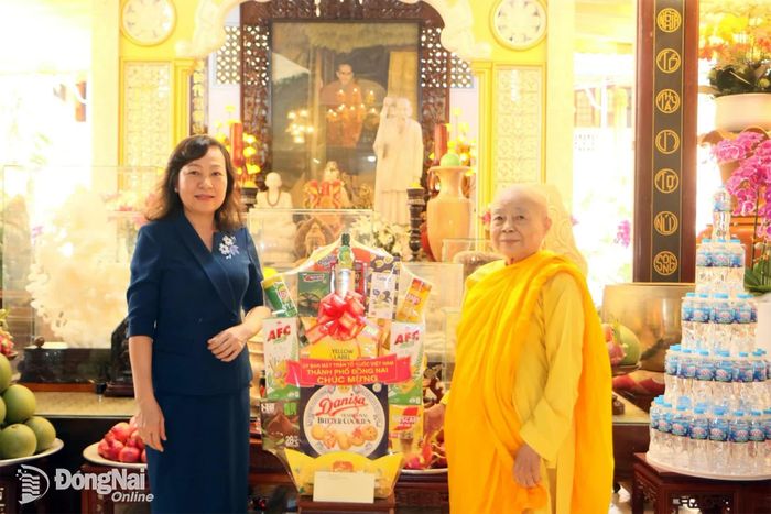 Đồng chí Huỳnh Thị Hằng, Phó Bí thư Thành ủy, Chủ tịch Ủy ban MTTQ Việt Nam thành phố thăm, chúc mừng lễ Vu lan năm 2026 đến Ni trưởng Thích nữ Kim Sơn, Ủy viên Ủy ban MTTQ Việt Nam thành phố (Quan Âm Tu Viện, phường Biên Hòa).  Ảnh: Văn Truyên