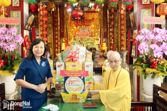 Đồng chí Huỳnh Thị Hằng, Phó Bí thư Thành ủy, Chủ tịch Ủy ban MTTQ Việt Nam thành phố thăm, chúc mừng lễ Vu lan năm 2026 đến Ni trưởng Thích nữ Huệ Hương, Chứng minh Phân Ban Ni giới Ban Trị sự Giáo hội Phật giáo Việt Nam thành phố (chùa Bửu Phong, phường Trấn Biên). Ảnh: Văn Truyên