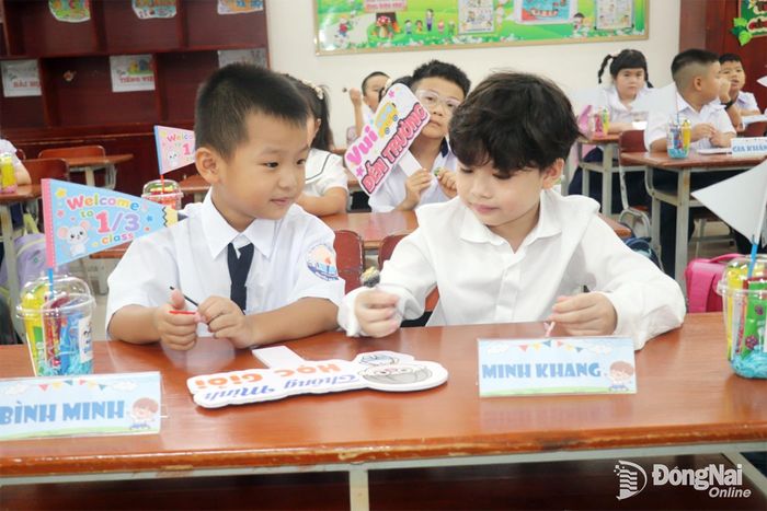 Công tác chuẩn bị chào đón học sinh lớp 1 tựu trường được các giáo viên chủ nhiệm chuẩn bị chu đáo, tạo không khí thân thiện, hạnh phúc cho học sinh tại Trường tiểu học Nguyễn An Ninh (phường Tam Hiệp). Ảnh: H.Yến