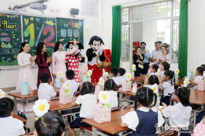 Ban Giám hiệu Trường tiểu học Nguyễn An Ninh (phường Tam Hiệp) chào đón học sinh lớp 1 trong ngày đầu tựu trường. Ảnh: H.Yến