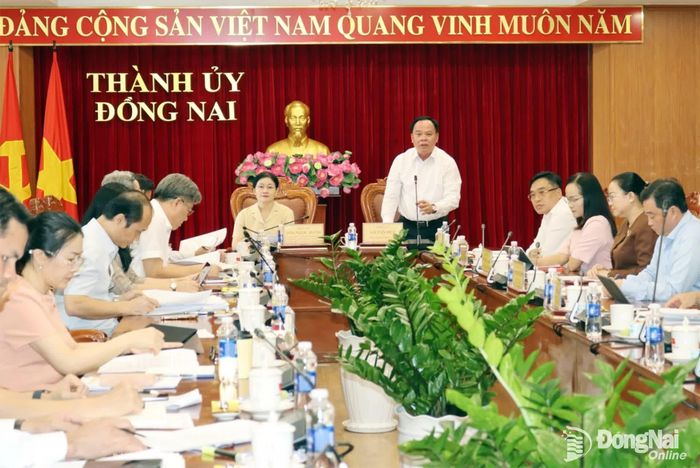 Phó Bí thư Thành ủy Võ Tấn Đức, Trưởng Ban Chỉ đạo thực hiện công tác bồi thường, giải phóng mặt bằng và hỗ trợ tái định cư thành phố Đồng Nai phát biểu kết luận buổi làm việc. Ảnh: Hoàng Lộc