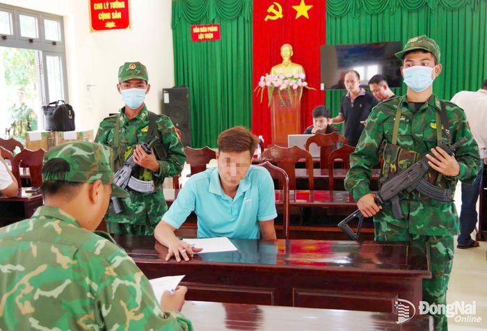 Cơ quan chức năng làm việc với đối tượng. Ảnh: Hữu Thịnh