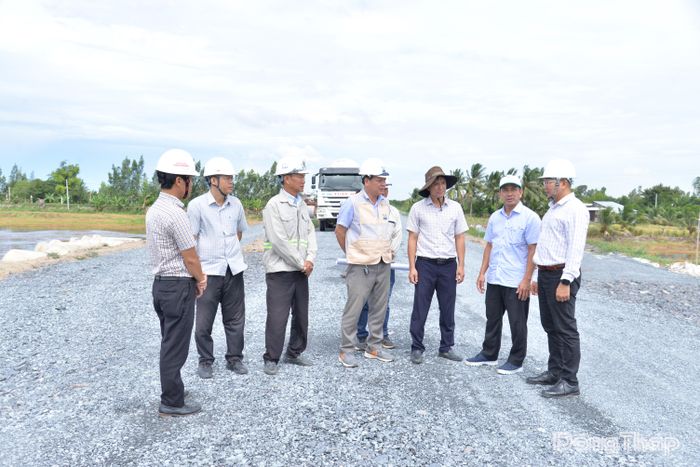Chủ đầu tư, đơn vị quản lý dự án thường xuyên kiểm tra thực tế tại công trường để kịp thời tháo gỡ khó khăn, đôn đốc nhà thầu đẩy nhanh tiến độ.