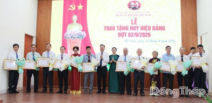 Lãnh đạo phường Mỹ Ngãi trao Huy hiệu 35 năm tuổi Đảng cho các đảng viên.