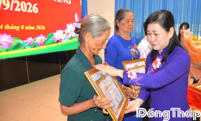 Đồng chí Châu Thị Mỹ Phương trao Huy hiệu Đảng cho các đảng viên.