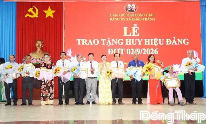 Lãnh đạo xã Châu Thành trao Huy hiệu 35 năm tuổi Đảng cho các đảng viên.