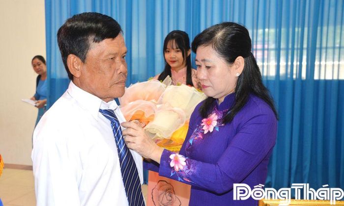 Đồng chí Châu Thị Mỹ Phương trao Huy hiệu 55, 45, 40 năm tuổi Đảng cho các đảng viên.