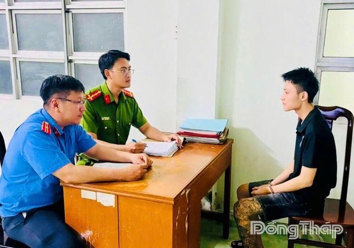 Kiểm sát viên Viện Kiểm sát nhân dân Khu vực 2 kiểm sát hỏi cung bị can.