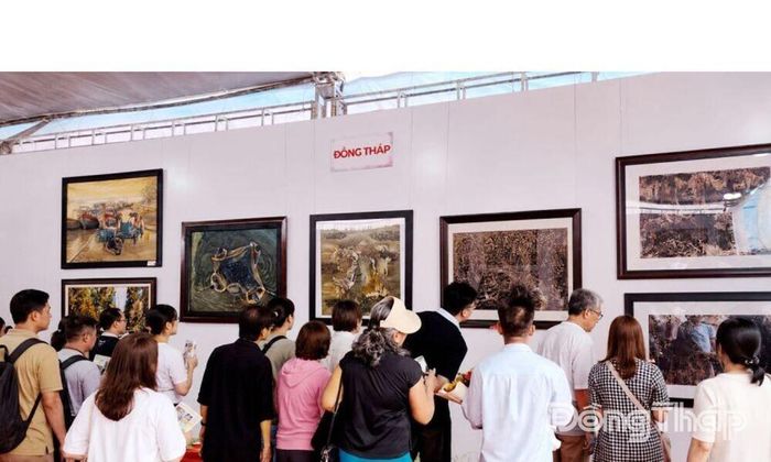 Tác phẩm của các họa sĩ Đồng Tháp tại triển lãm.