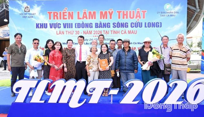 Đoàn Đồng Tháp chụp ảnh lưu niệm tại triển lãm.
