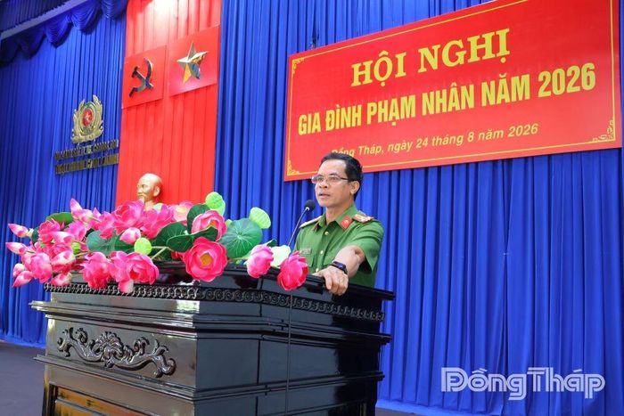 Thượng tá Nguyễn Minh Thuận, Phó Bí thư Đảng ủy, Phó Giám thị Trại giam Cao Lãnh phát biểu tại hội nghị.