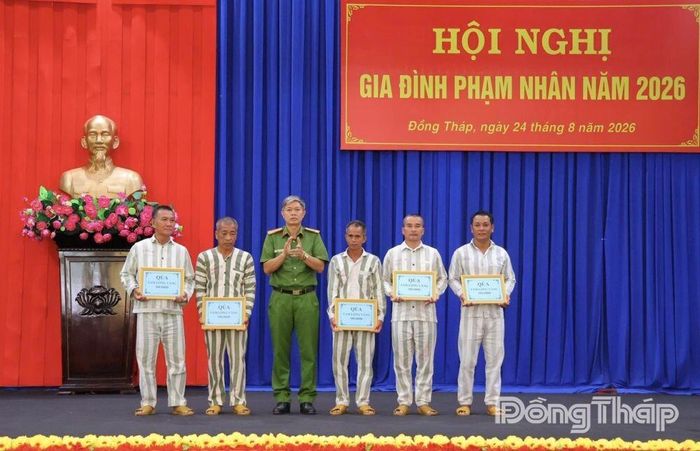 Thượng tá Cao Quang Thông, Phó Giám thị Trại giam Cao Lãnh trao quà của Quỹ Tấm lòng vàng hỗ trợ phạm nhân có hoàn cảnh khó khăn.