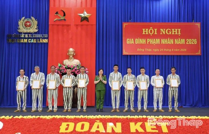 Thượng tá Trịnh Thị Quế, Phó Trưởng Phòng Công tác giáo dục, Cục C10, Bộ Công an trao quyết định khen thưởng cho các phạm nhân có thành tích trong học tập, lao động, cải tạo 6 tháng đầu năm 2026.