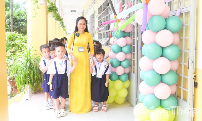 Giáo viên Trường Tiểu học và Trung học cơ sở Nam Định - Điểm Trường Tiểu học Nguyễn Huệ hướng dẫn học sinh xếp hàng, giúp các em làm quen với nền nếp trước khi vào lớp.