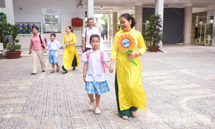 Giáo viên Trường Tiểu học Thiên Hộ Dương - Điểm Trường Lê Quý Đôn chào đón, tạo không khí vui tươi giúp học sinh lớp 1 tự tin trong ngày đầu đến trường.