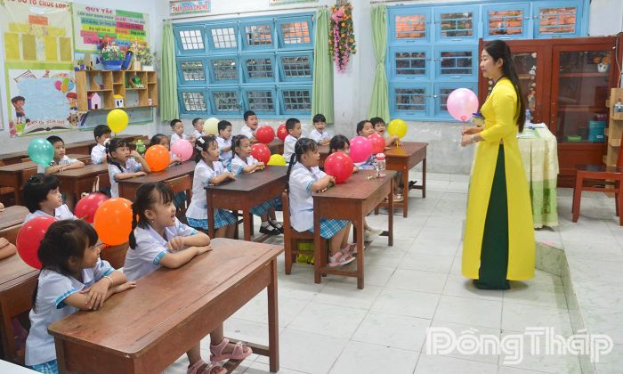 Giáo viên Trường Tiểu học Thiên Hộ Dương - Điểm Trường Lê Quý Đôn hướng dẫn học sinh lớp 1 làm quen với nội quy, quy định của nhà trường.