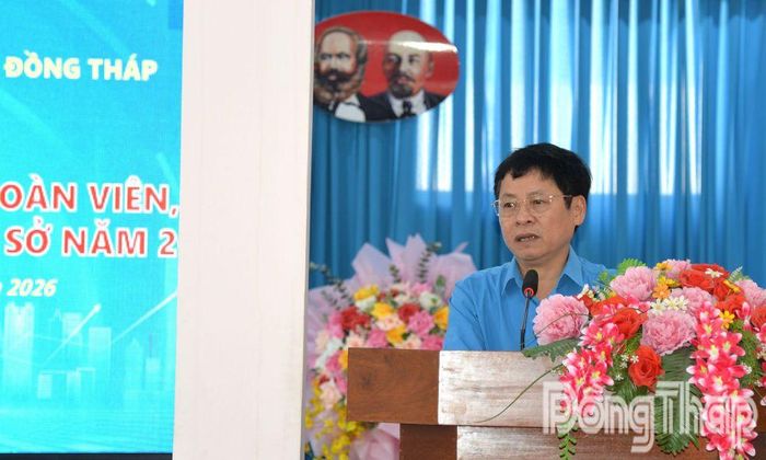 Đồng chí Đoàn Đức Hân, Ủy viên Ban Chấp hành, Phó Trưởng Ban Quan hệ Lao động Tổng Liên đoàn Lao động Việt Nam, phát biểu tại hội nghị.