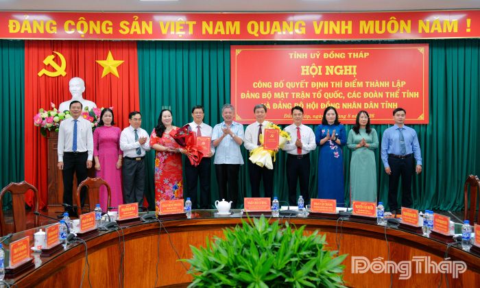 Đồng chí Ngô Chí Cường trao các Quyết định về thành lập, công tác nhân sự và tặng hoa chúc mừng Đảng bộ HĐND tỉnh.