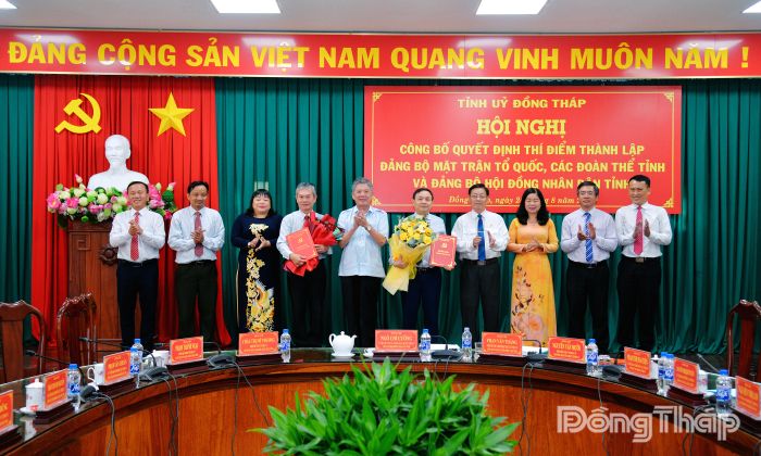 Đồng chí Ngô Chí Cường trao các Quyết định về thành lập, công tác nhân sự và tặng hoa chúc mừng Đảng bộ Mặt trận Tổ quốc, các đoàn thể tỉnh.