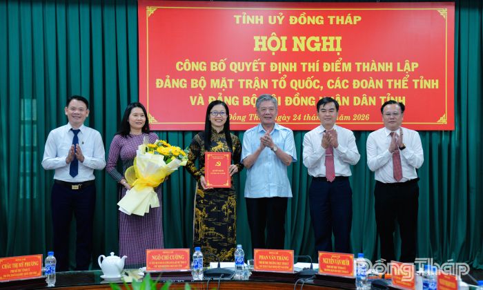 Đồng chí Ngô Chí Cường trao Quyết định và tặng hoa chúc mừng Ban Tuyên giáo Tỉnh ủy.