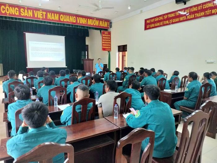  Bảo hiểm xã hội cơ sở Kông Chro tuyên truyền về bảo hiệm xã hội tự nguyện đến các nhóm đối tượng tiềm năng. Ảnh: ĐVCC 