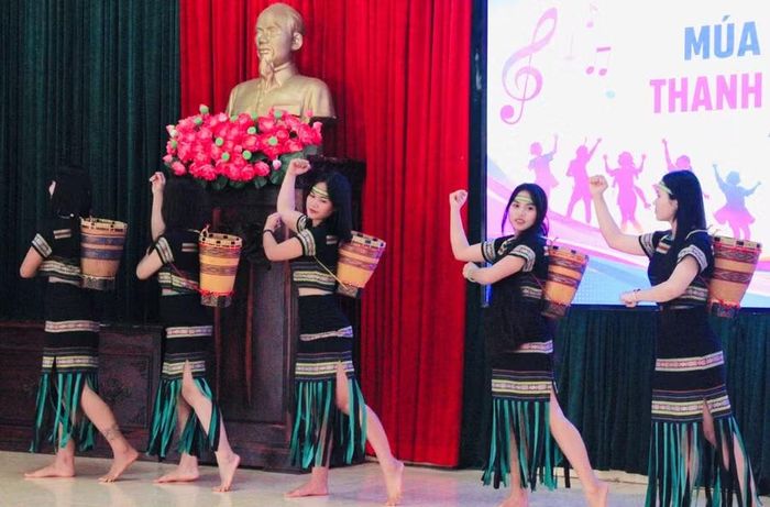  Thế hệ trẻ người Jrai có thêm ý thức gìn giữ, phát huy những giá trị truyền thống thông qua các hoạt động thiết thực, gần gũi. Ảnh: Hoàng Hoài 