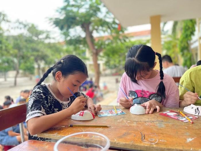  Các em nhỏ vẽ mặt nạ theo đặc điểm tạo hình của từng nhân vật. Ảnh: Trần Dung 