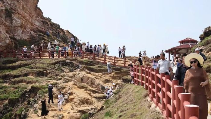  Kỳ Co, Eo Gió - một điểm đến cuốn hút du khách bởi biển xanh, ghềnh đá và những cung đường ven biển đầy sức gợi. Ảnh: H.V 