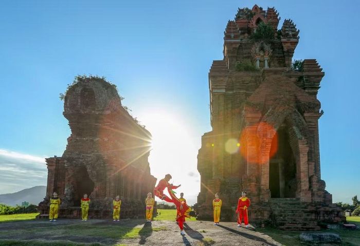  Khám phá dấu ấn Champa qua hành trình trải nghiệm tại tháp Bánh Ít. Ảnh: Nguyễn Dũng 