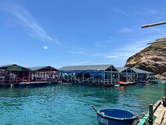  Hòn Khô hấp dẫn du khách bởi cảnh sắc biển trời và những trải nghiệm gần gũi với thiên nhiên. Ảnh: H.V 