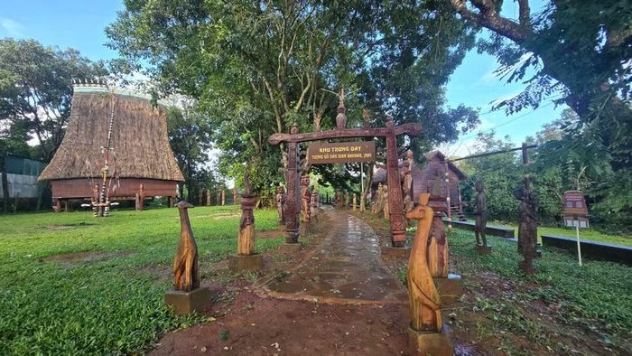  Du khách có thể tìm hiểu kiến trúc, không gian sinh hoạt cộng đồng tại nhà rông truyền thống. Ảnh: Hoàng Hoài 