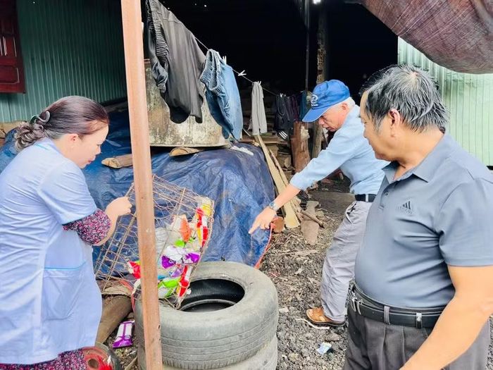 Đoàn công tác của Sở Y tế triển khai giám sát dịch bệnh SXH tại tổ dân phố Phú Thọ, phường An Phú. Ảnh: N.N