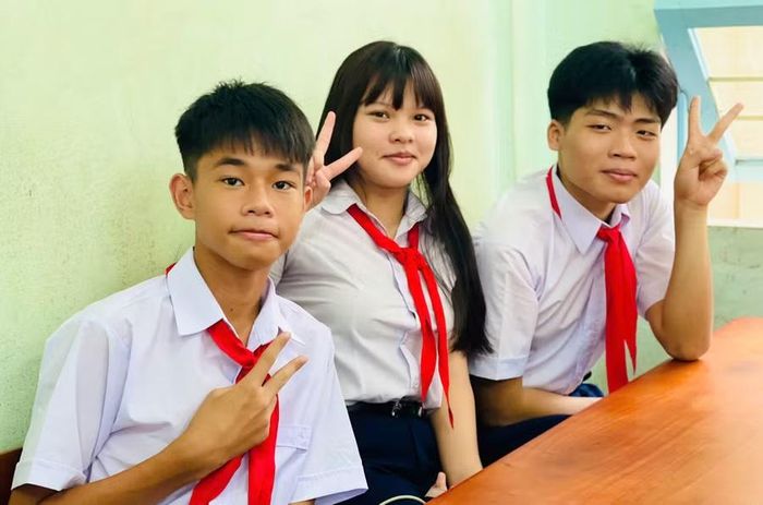  Em Võ Kim Thanh (ngồi giữa, lớp 9A5, Trường THCS Lương Thế Vinh) cùng các bạn hào hứng bước vào năm học cuối cấp. Ảnh: Trần Dung 