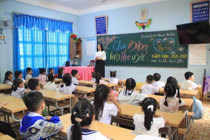  Cô và trò Trường Tiểu học Nguyễn Văn Trỗi sẵn sàng cho một năm học mới đầy niềm vui. Ảnh: Hoàng Hoài 