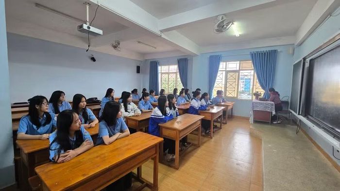  Hơn 400 em học sinh khối 12, Trường THPT chuyên Hùng Vương tựu trường sáng 24-8. Ảnh: Hoàng Hoài 