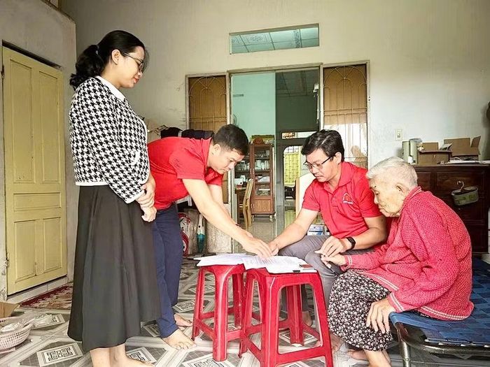  Cán bộ phường Hoài Nhơn Bắc đến tận nhà làm thủ tục cho người dân. Ảnh: ĐVCC 