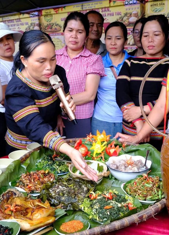 Người Jrai ở xã Phú Túc giới thiệu những món ăn truyền thống, trong đó có nhiều nguyên liệu tạo vị đắng đặc trưng. Ảnh: Hoàng Ngọc