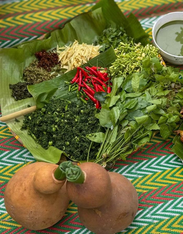 Lá teng leng, hoa đu đủ đực, cà bi cùng một số loại lá gia vị được người Jrai sử dụng khá phổ biến trong chế biến món ăn, tạo nên những cung bậc đắng, cay đặc trưng trong ẩm thực. Ảnh: Hoàng Ngọc