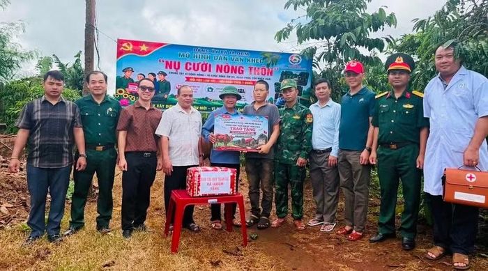 Tổ công tác trao tặng gia đình ông Mai Xuân Tuấn 1 con bò sinh. Ảnh: Huy Tịnh