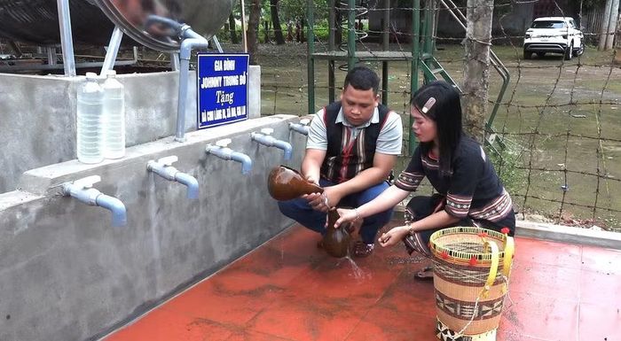  Người dân làng Bi vui mừng khi giếng nước sạch được khánh thành và đưa vào sử dụng. Ảnh: H.Đ.T 