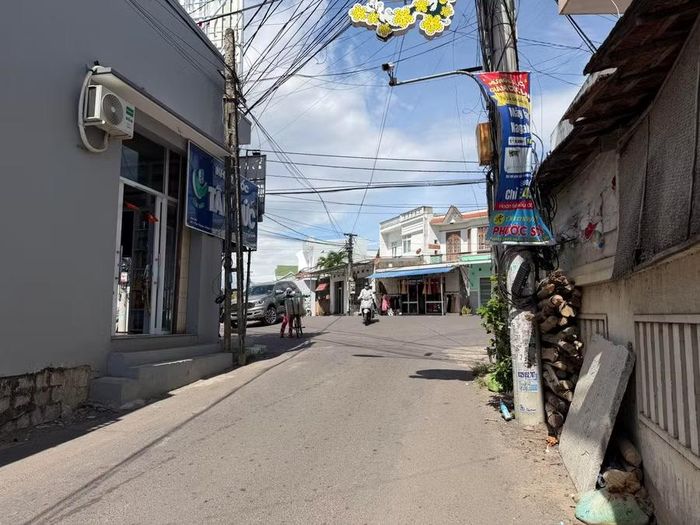 Ngã rẽ tại ngã tư Cây Xoài dẫn đến tuyến đường ven biển hiện khá hẹp và dốc. Ảnh: N.C