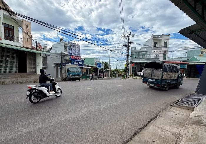 Ngã tư Cây Xoài (thôn Phước Thuận, xã Tuy Phước) có đường dốc, khuất tầm nhìn, nguy cơ cao xảy ra va chạm giao thông. Ảnh: N.C