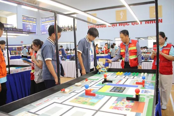 Đội thi Rôbô lô tô của Trường THPT chuyên Lê Quý Đôn tham gia tranh tài ở bảng B3. Ảnh: T.L