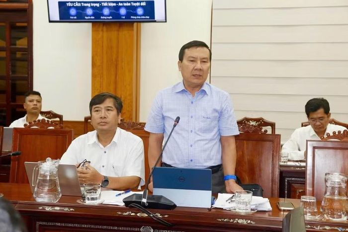  Giám đốc Sở GD&ĐT Phạm Văn Nam báo cáo tình hình chuẩn bị khai giảng năm học 2026 - 2027 trên địa bàn tỉnh. Ảnh: Hồ Điểm 